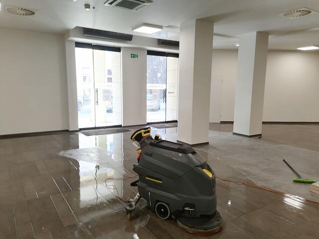 Szorowanie posadzki w lokalu usługowym