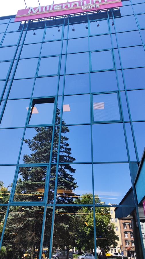 Umyta szklana fasada budynku biurowego