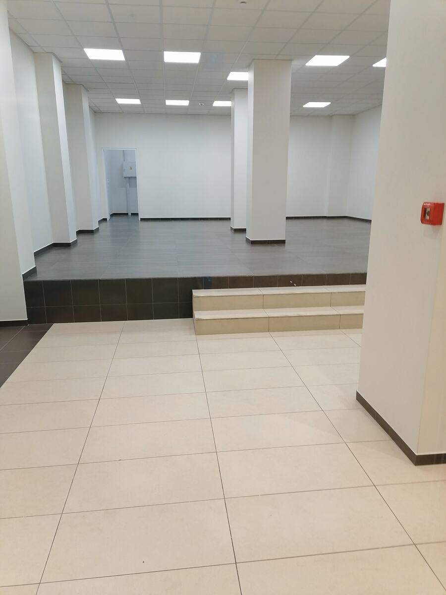 Lokal usługowy po sprzątaniu: czysta posadzka i ściany
